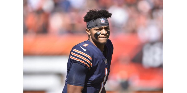 Le quart-arrière des Chicago Bears Justin Fields ravi de rencontrer D. J. Moore